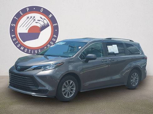 Used 2021 Toyota Sienna LE w/ LE Plus Package FWD image 2