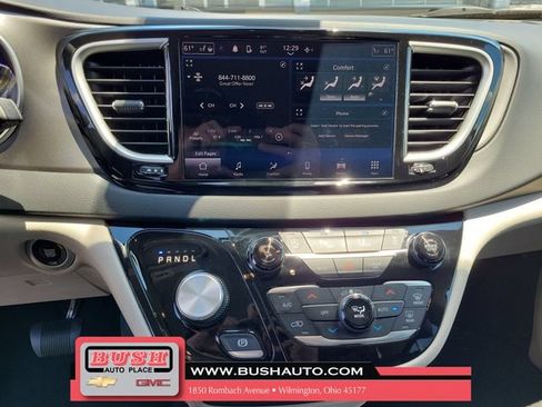 Used 2023 Chrysler Pacifica Touring-L FWD image 25