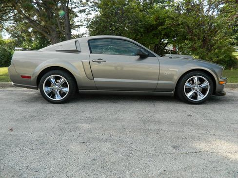 Used 2005 Ford Mustang GT Premium image 5