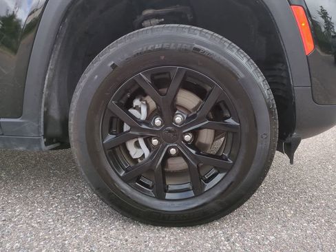 Used 2025 Jeep Grand Cherokee Altitude image 11