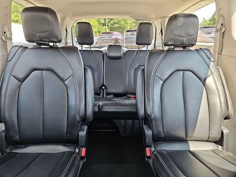Used 2024 Chrysler Pacifica Touring-L FWD image 14
