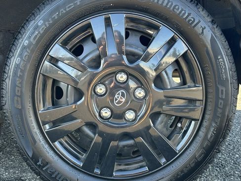 Used 2017 Toyota Yaris L image 26