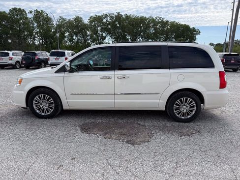 Used 2013 Chrysler Town & Country Touring-L w/ Driver Convenience Group FWD image 6