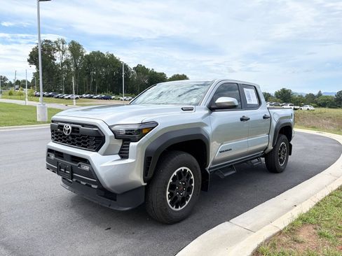 Used 2025 Toyota Tacoma TRD Off-Road AWD/4WD image 3