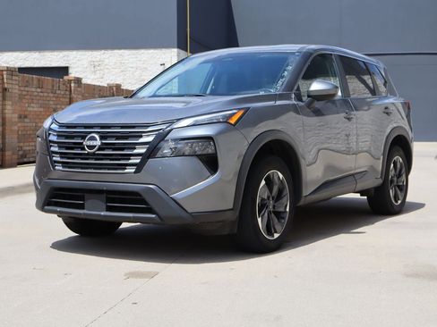 Used 2024 Nissan Rogue SV FWD image 2