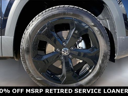 Certified 2025 Volkswagen Taos SE image 9