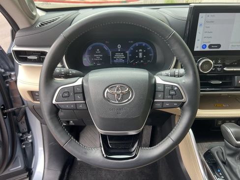 Used 2024 Toyota Highlander Platinum AWD/4WD image 12