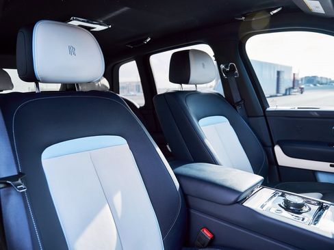 Used 2022 Rolls-Royce Cullinan w/ Cullinan Package image 48