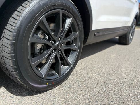 Used 2017 Ford Explorer XLT w/ Equipment Group 202A image 13