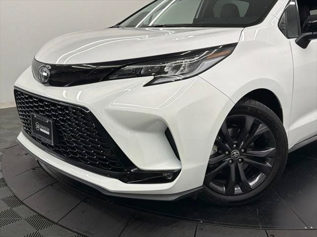 Certified 2026 Toyota Sienna XSE FWD image 4