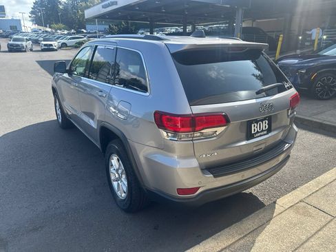 Used 2020 Jeep Grand Cherokee Laredo AWD/4WD image 3
