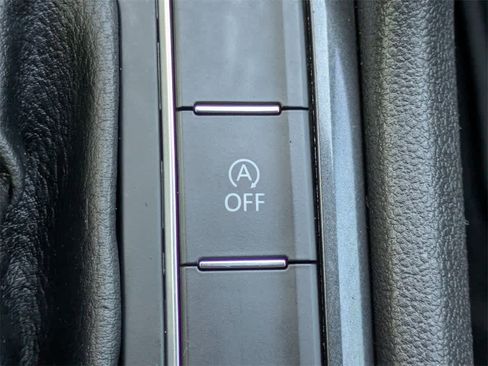 Used 2021 Volkswagen Tiguan SE w/ Panoramic Sunroof Package image 31