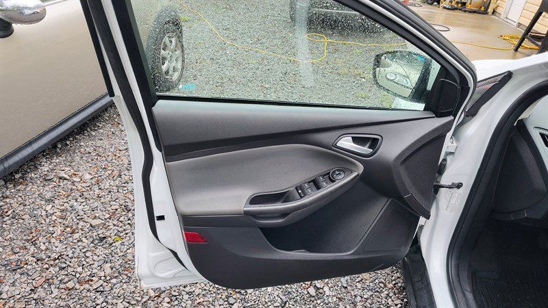 Used 2014 Ford Focus SE w/ SE Winter Package FWD image 13