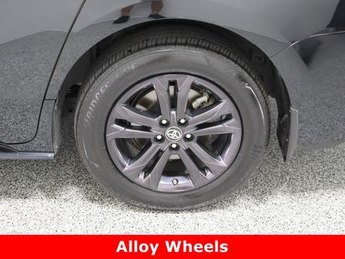 Used 2024 Toyota Sienna XLE Woodland Edition image 10