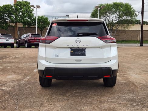 Used 2024 Nissan Rogue S AWD/4WD image 7