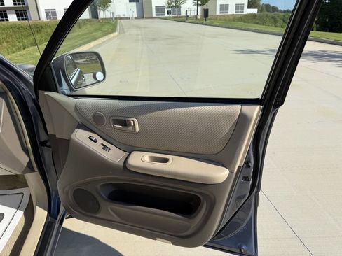 Used 2005 Toyota Highlander 2WD w/ 3rd Row image 9