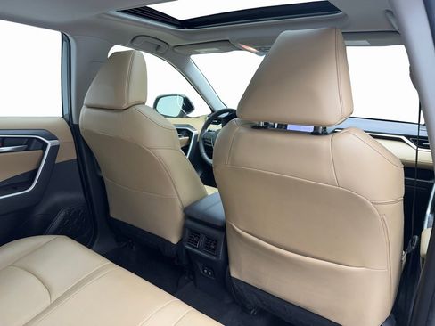 Used 2020 Toyota RAV4 XLE Premium image 40