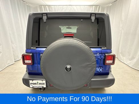 Used 2018 Jeep Wrangler Unlimited Sahara w/ Cold Weather Group AWD/4WD image 4