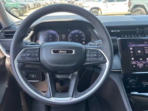 Used 2023 Jeep Grand Cherokee Laredo X AWD/4WD image 18