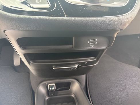 Used 2026 Chrysler Pacifica Select image 18