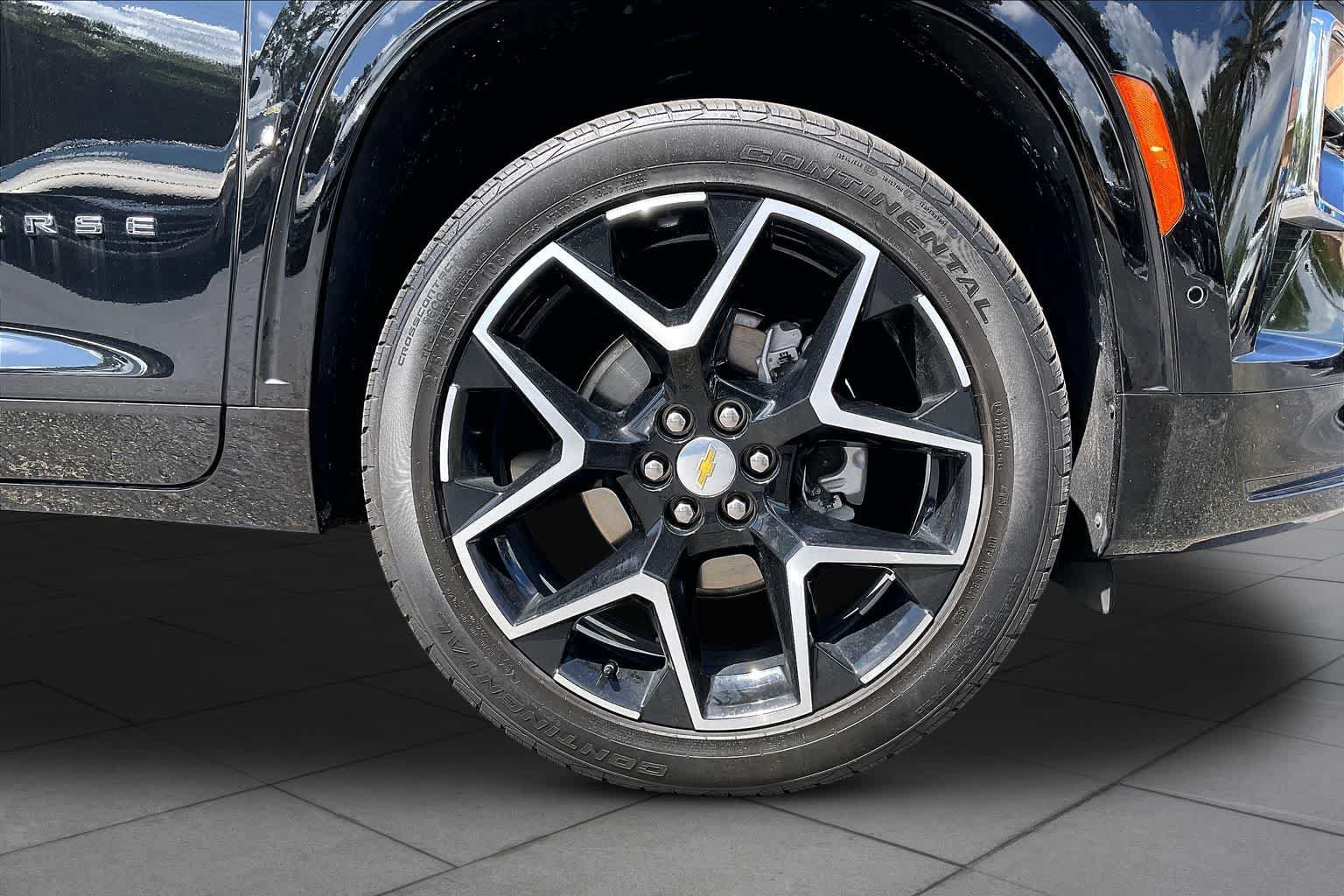 Used 2025 Chevrolet Traverse High Country w/ LPO, Floor Liner Package FWD image 27