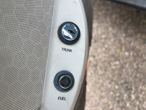 Used 2000 Lincoln Town Car Executive RWD image 16