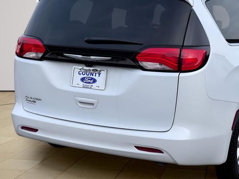 Used 2023 Chrysler Voyager LX image 42