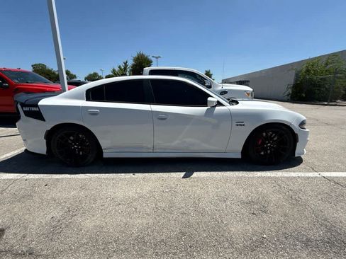 Used 2018 Dodge Charger R/T RWD image 4
