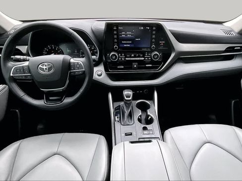 Used 2021 Toyota Highlander XLE FWD image 17