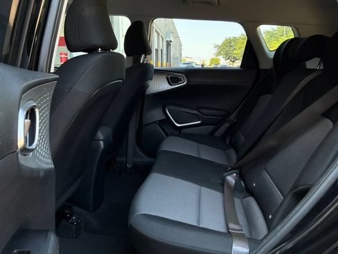 Used 2025 Kia Soul LX w/ LX Technology Package FWD image 11