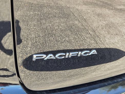 Used 2024 Chrysler Pacifica Touring-L FWD image 12