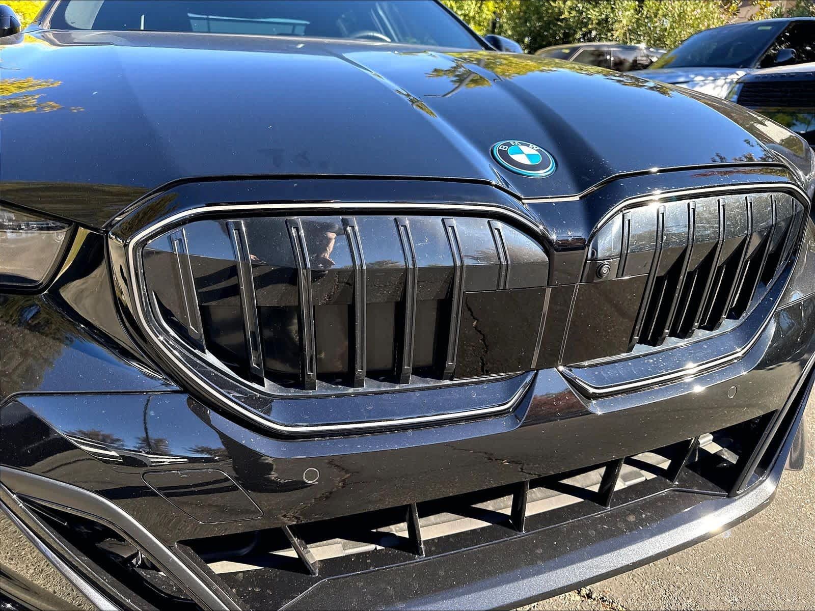 Used 2025 BMW 550e xDrive w/ Premium Package AWD/4WD image 30