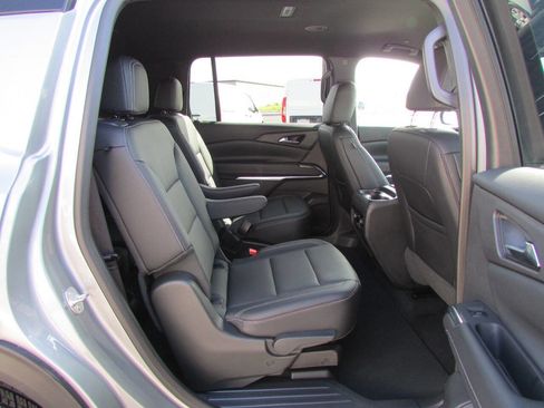 Used 2025 Chevrolet Traverse LT image 24