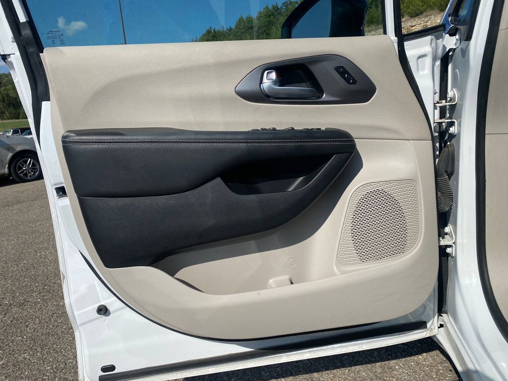 Used 2024 Chrysler Pacifica Touring-L FWD image 11