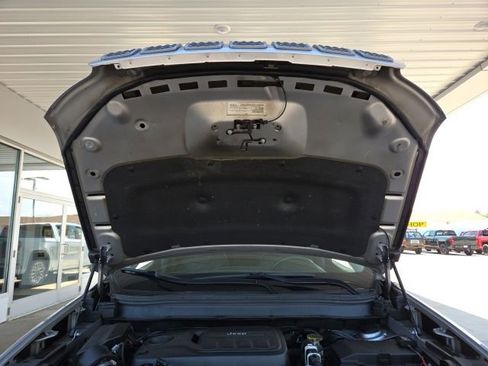 Used 2019 Jeep Cherokee Trailhawk AWD/4WD image 82
