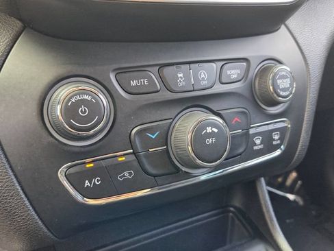 Used 2021 Jeep Cherokee Latitude FWD image 25