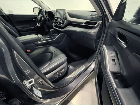 Used 2021 Toyota Highlander XLE image 28