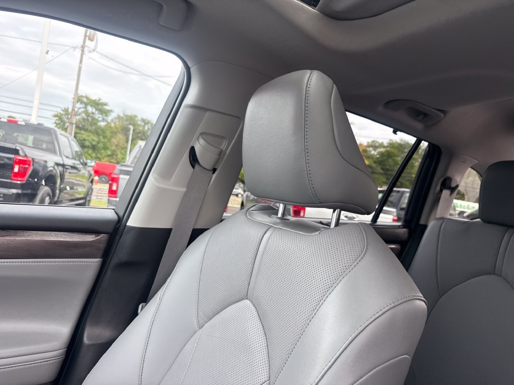 Used 2023 Toyota Highlander Limited AWD/4WD image 42
