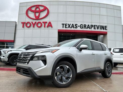 Used 2025 Nissan Rogue SV FWD image 2
