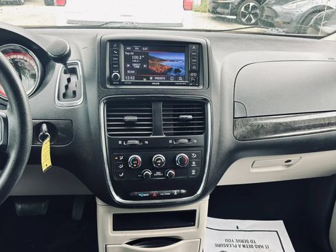 Used 2019 Dodge Grand Caravan SE w/ UConnect Hands-Free Group FWD image 17