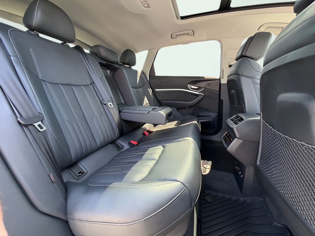 Used 2019 Audi e-tron Prestige w/ Prestige Package AWD/4WD image 27