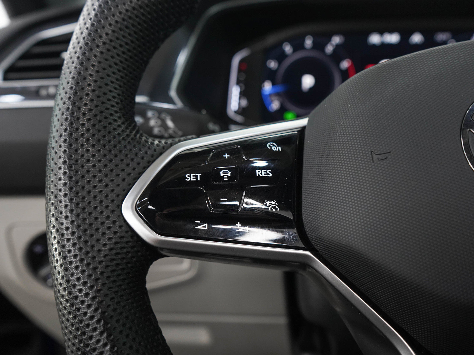 Used 2024 Volkswagen Tiguan SEL R-Line AWD/4WD image 26