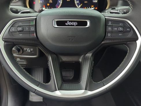 Used 2024 Jeep Grand Cherokee Laredo X image 5