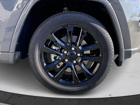 Certified 2022 Jeep Grand Cherokee Laredo X image 33