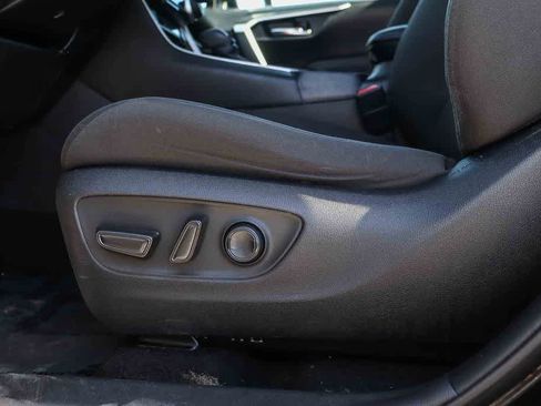 Used 2021 Toyota RAV4 XLE FWD image 20