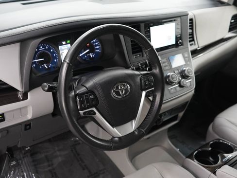 Used 2020 Toyota Sienna XLE w/ XLE Navigation Package FWD image 23