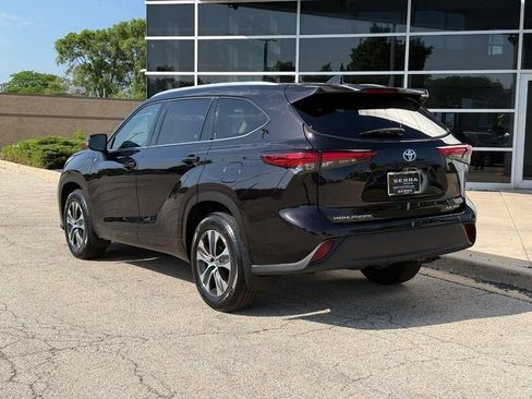 Used 2022 Toyota Highlander XLE AWD/4WD image 5
