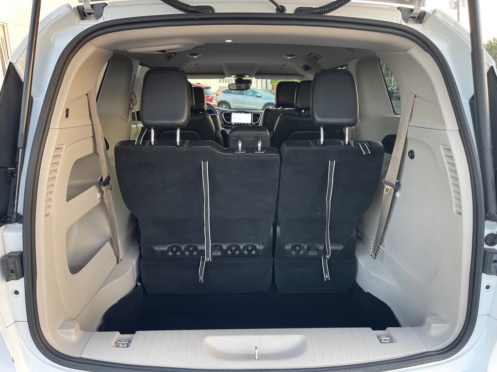 Used 2023 Chrysler Pacifica Touring-L FWD image 24