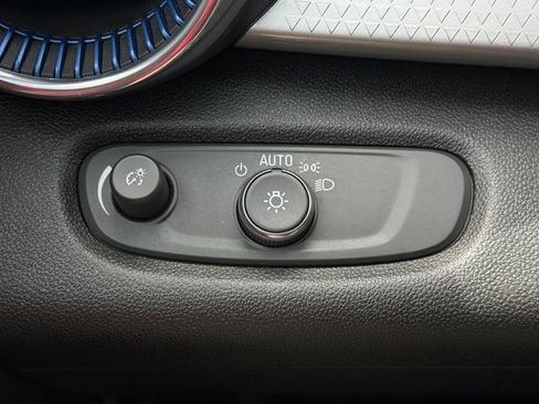 Used 2025 Chevrolet Trax LT FWD image 22