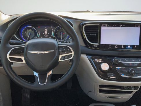Used 2023 Chrysler Pacifica Touring-L FWD image 13